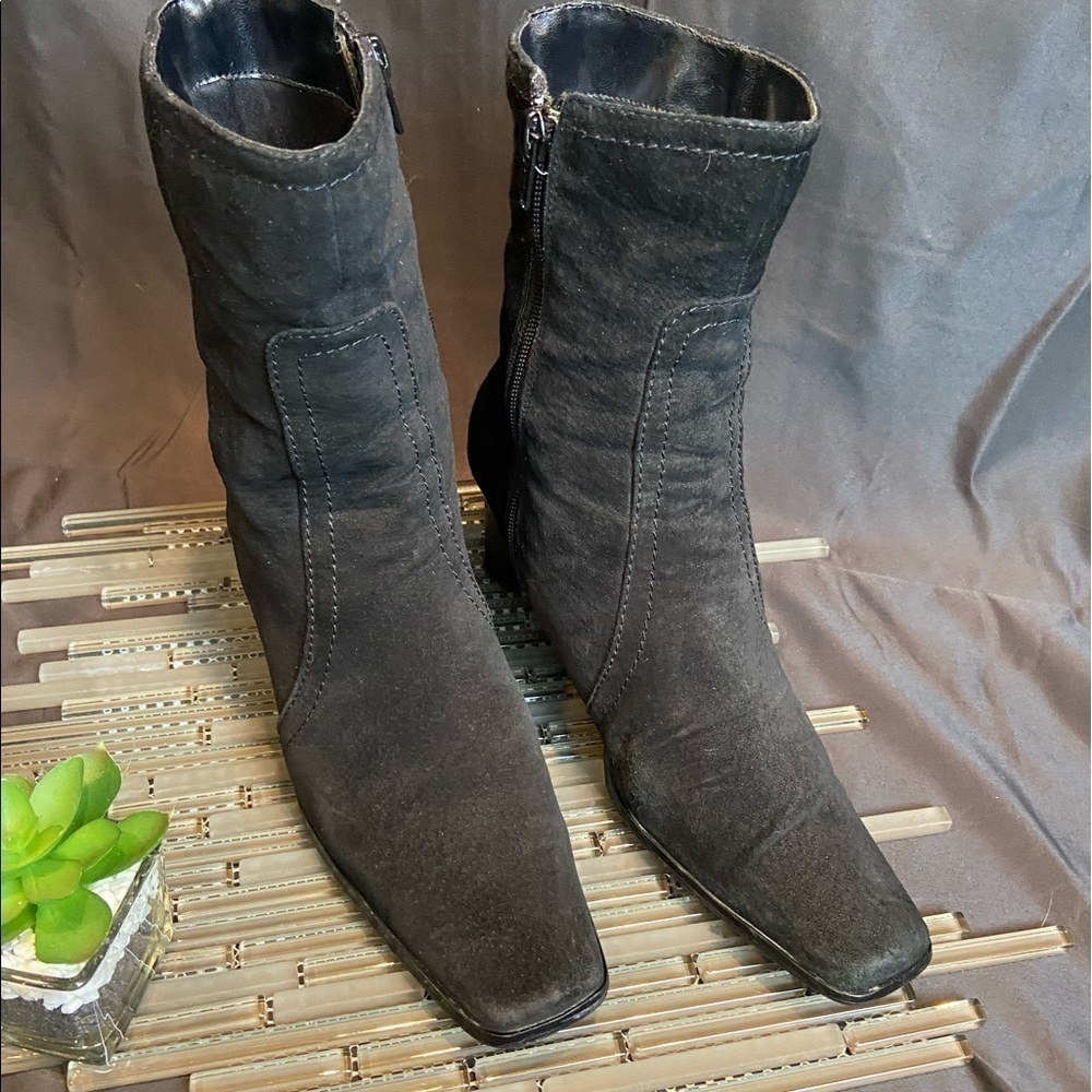 ❄️Cute  Black Suede Boots 💕 - Picture 6 of 15